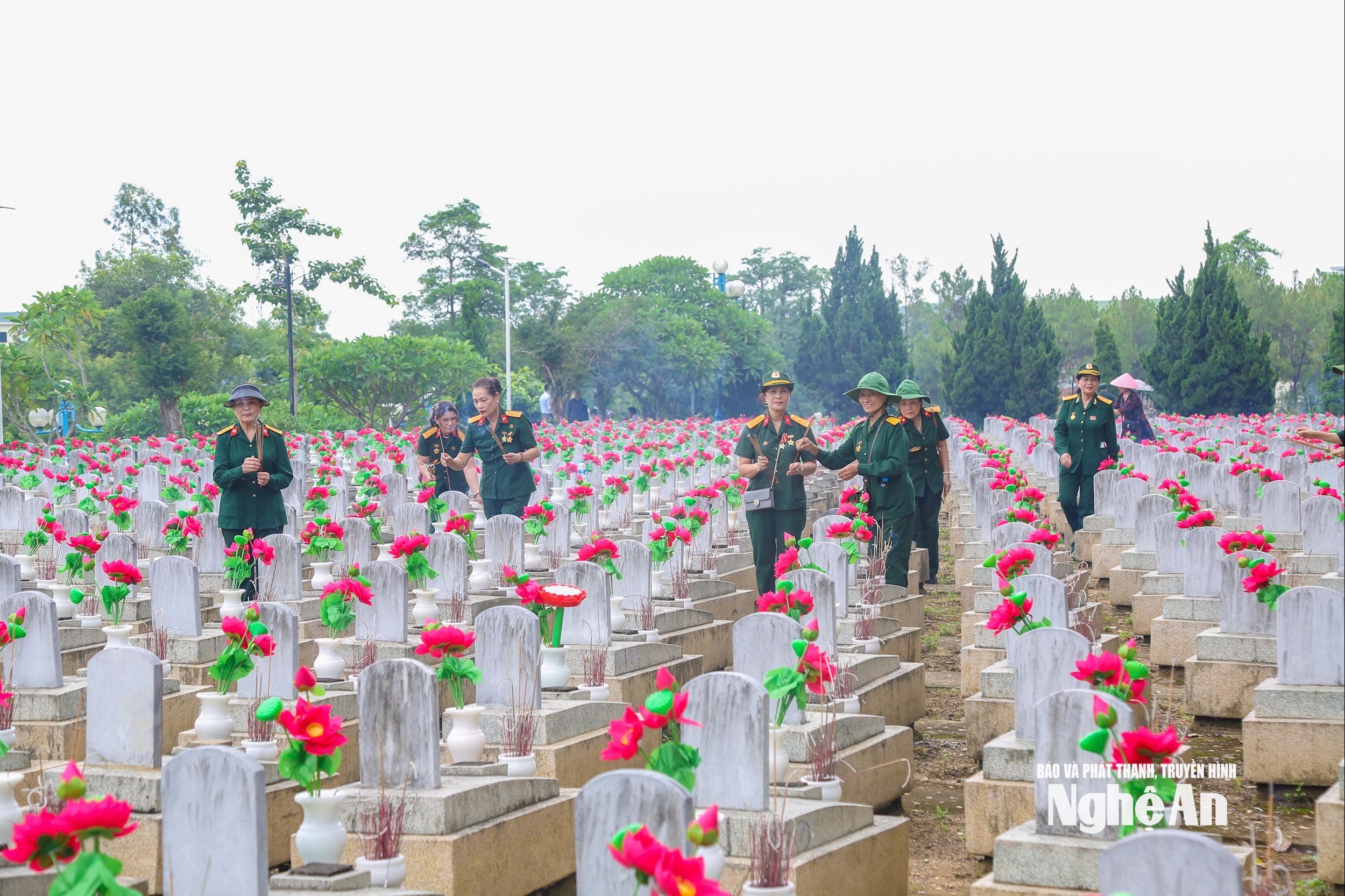 2 cimetières vietnamiens du Laos