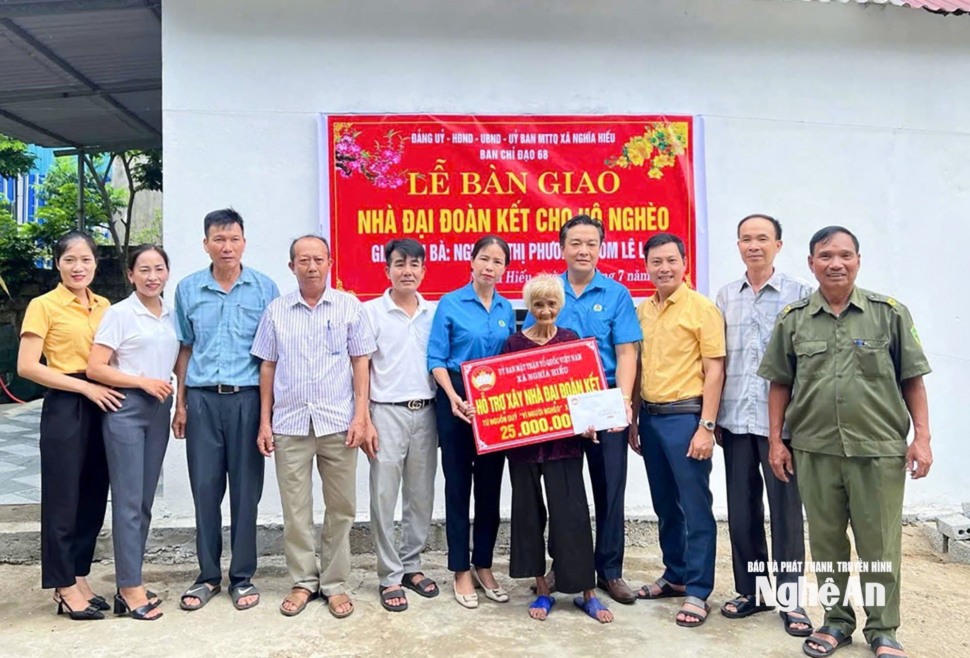 Die Gemeinde Nghia Hung (ehemals Nghia Hieu) spendet Geld, um Menschen beim Hausbau zu unterstützen
