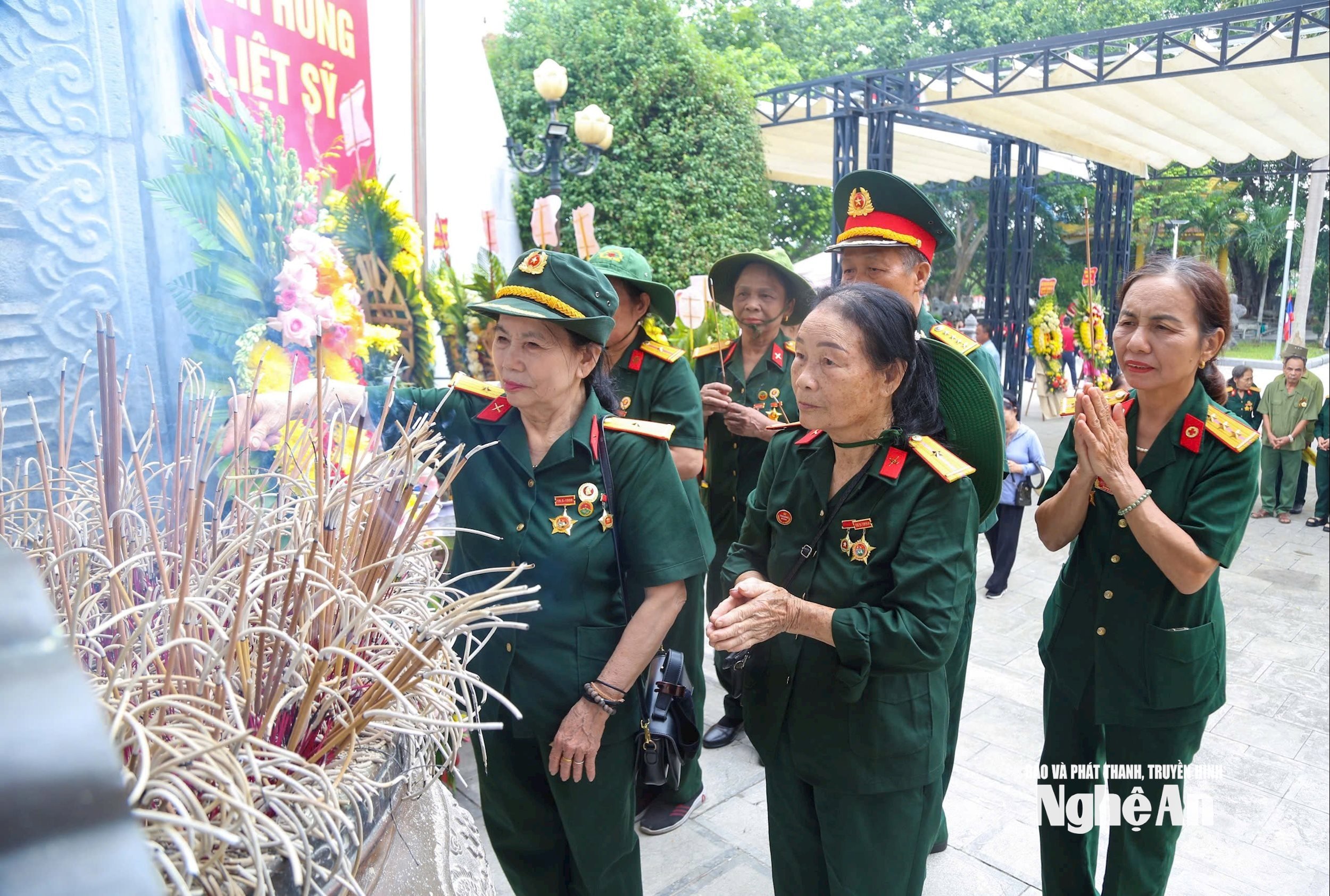 7 cimetières vietnamiens du Laos