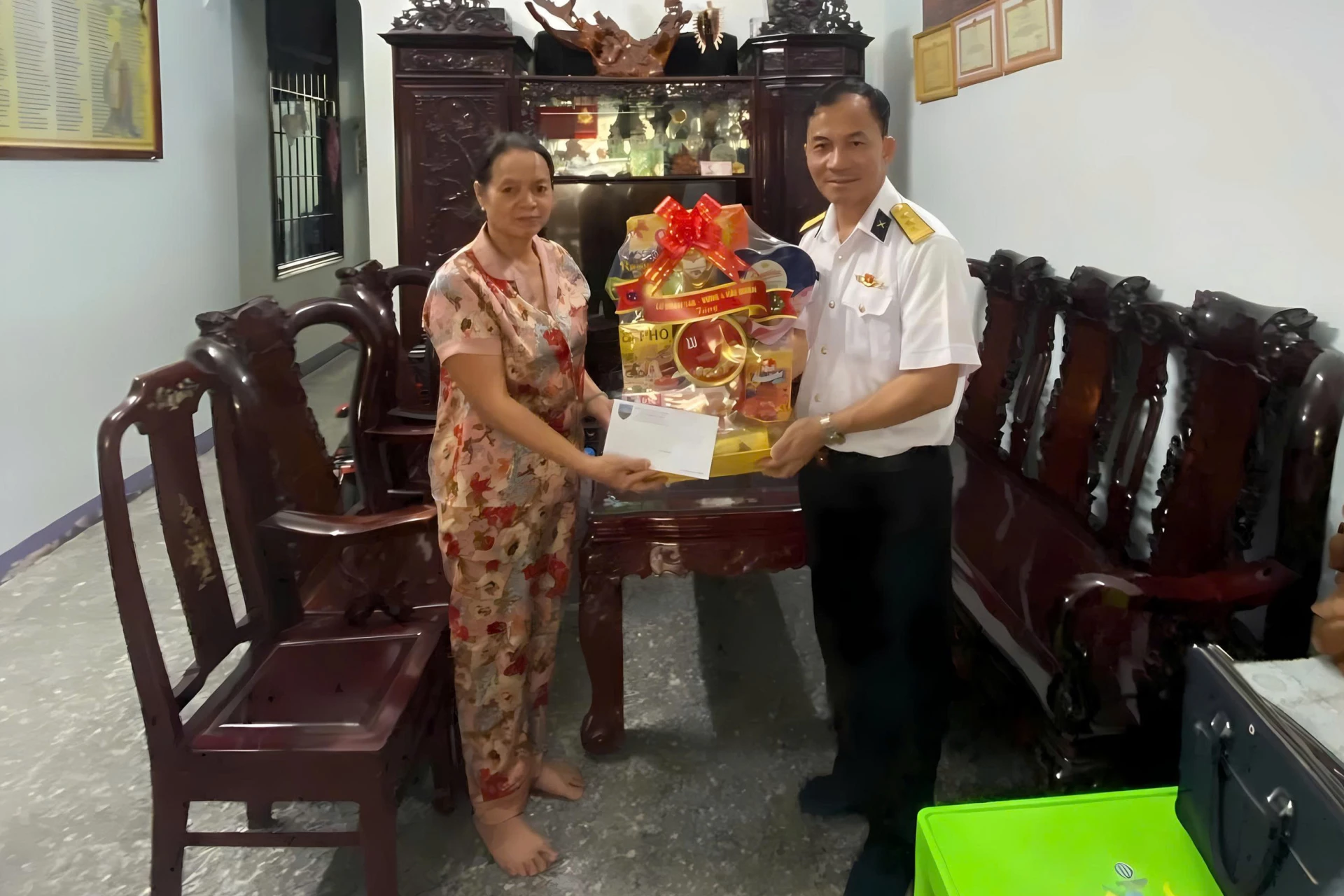 Commander of Brigade 146 visits and gives gifts to families of policy beneficiaries.