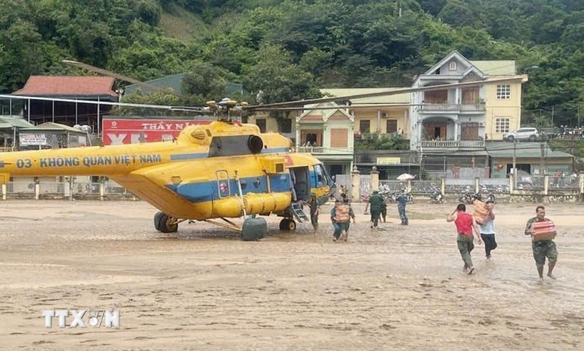 7月24日、国防省は北部ヘリコプター中隊と第916連隊のヘリコプター2機を動員し、ゲアン省西部の孤立した人々への緊急救援活動を行った。（写真：VNA）