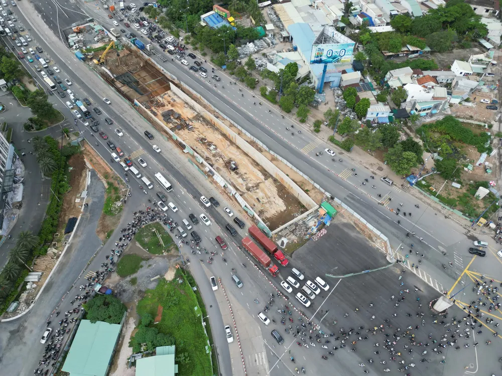 26 Stau an der Kreuzung An Phu.jpg