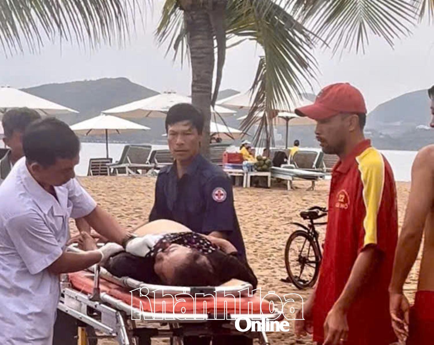 Bác sĩ kiểm tra tình trạng sức khỏe nạn nhân sau khi được sơ cứu