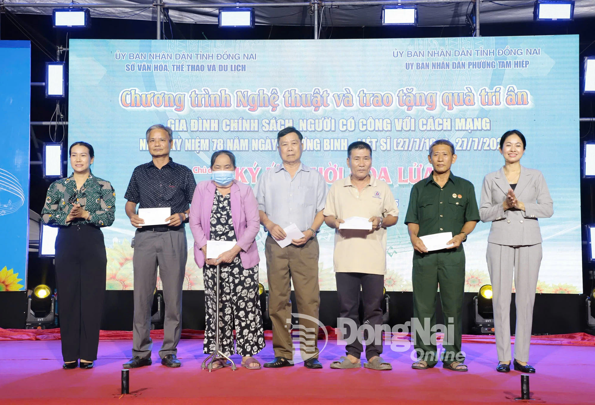 អ្នករៀបចំបានប្រគល់អំណោយនៃការដឹងគុណដល់គ្រួសារអ្នកទទួលផលគោលនយោបាយ និងប្រជាជនដែលមានវិភាគទានបដិវត្តន៍។ រូបថត៖ My Ny