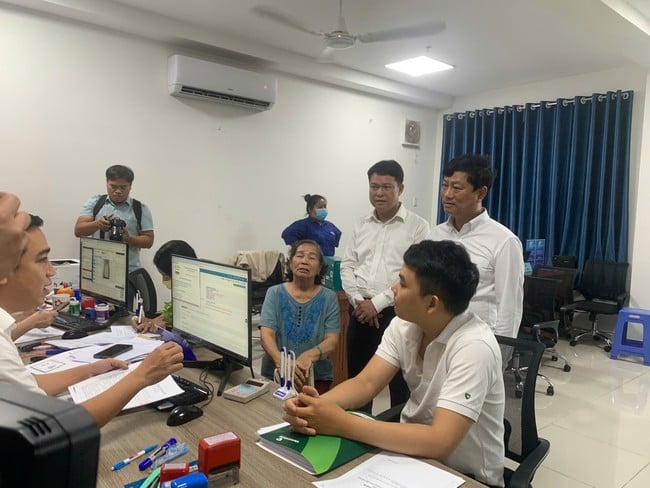Chủ tịch HĐND TP HCM Võ Văn Minh rất vui với “việc nhỏ nhưng rất ý nghĩa” ở phường Tân Đông Hiệp- Ảnh 3.
