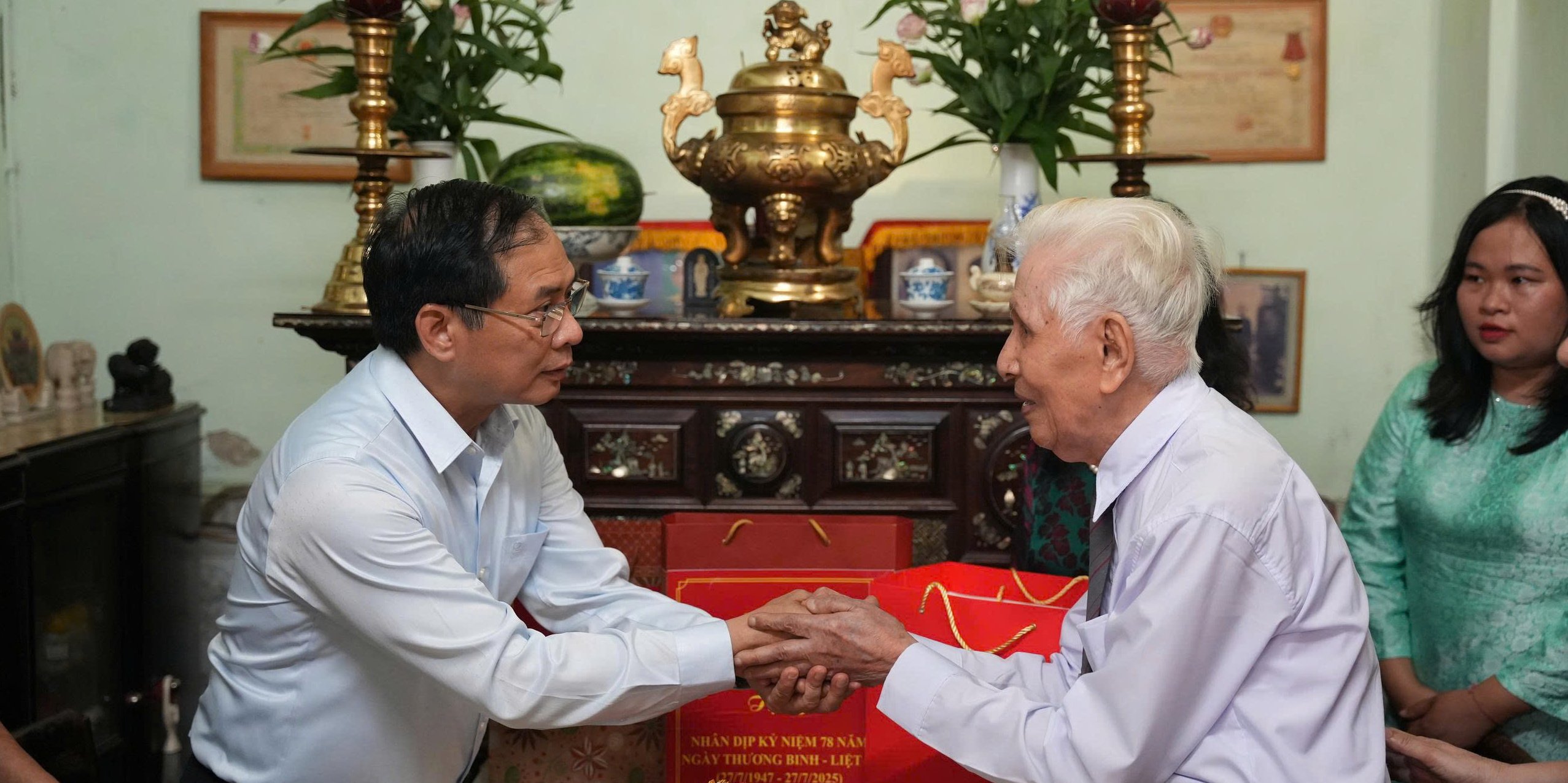 ឧបនាយករដ្ឋមន្ត្រី Bui Thanh Son អញ្ជើញទៅសួរសុខទុក្ខ និងជូនអំណោយដល់គ្រួសារគោលនយោបាយ
