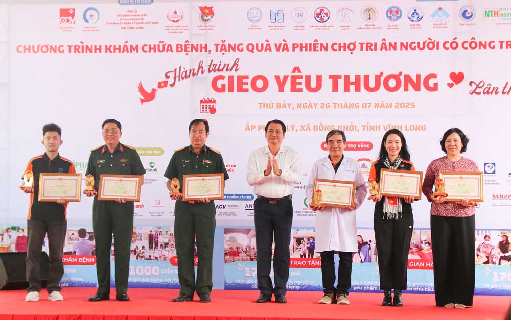 Ông Nguyễn Quỳnh Thiện- Phó Chủ tịch UBND tỉnh tặng bằng khen cho 6 tập thể, 3 cá nhân có thành tích vận động, ủng hộ vật chất thực hiện công tác đền ơn đáp nghĩa tại xã Đồng Khởi. 