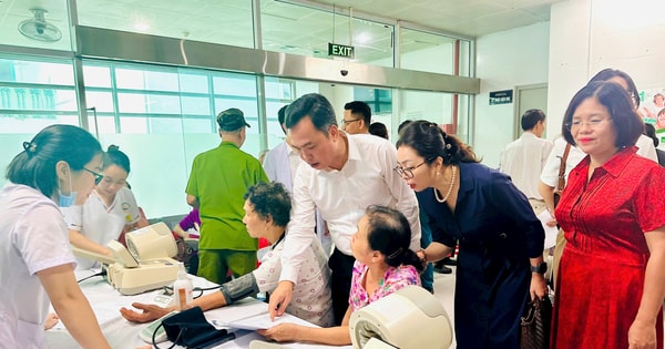 Lang Ward examined and gave gifts to more than 330 meritorious people.