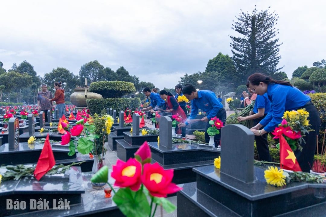 Delegates offer incense at the graves.