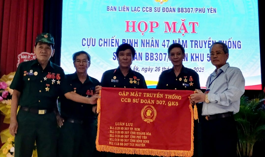គណៈកម្មាធិការទំនាក់ទំនងអតីតយុទ្ធជននៃផ្នែក BB307 នៅ Phu Yen (ពីមុន) បានបង្ហាញទង់បង្វិលទៅគណៈកម្មាធិការទំនាក់ទំនងអតីតយុទ្ធជននៃផ្នែក BB307 នៅ Khanh Hoa ។ រូបថត៖ Trung Hieu