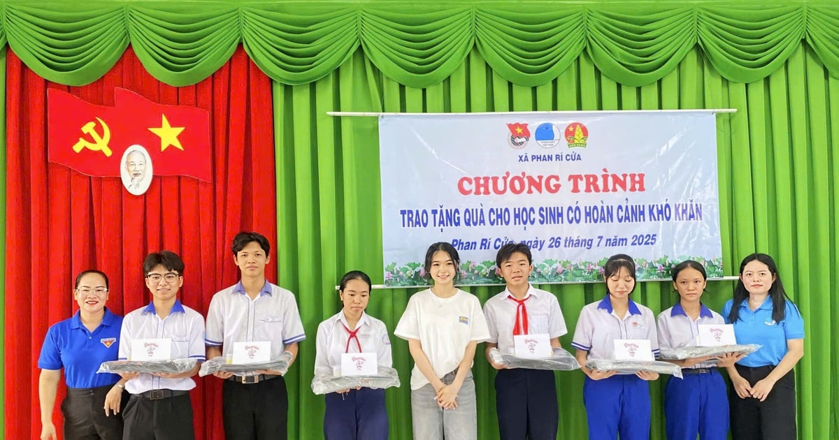 Trao 24 suất học bổng cho học sinh khó khăn xã Phan Rí Cửa