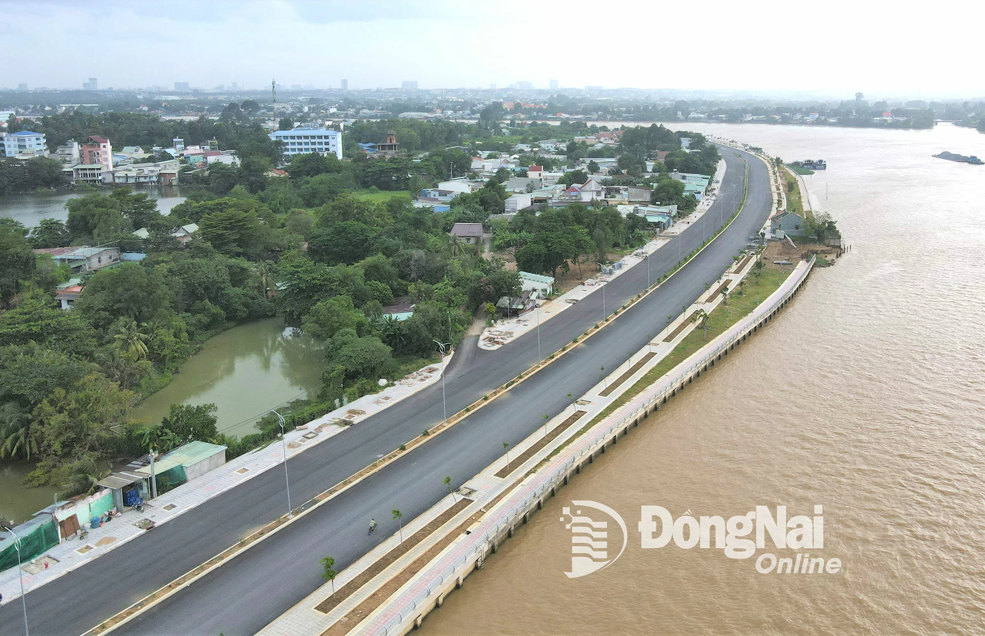 Dự án Đường ven sông Đồng Nai được đặt mục tiêu hoàn thành xây dựng trong tháng 10-2025. Ảnh: Phạm Tùng