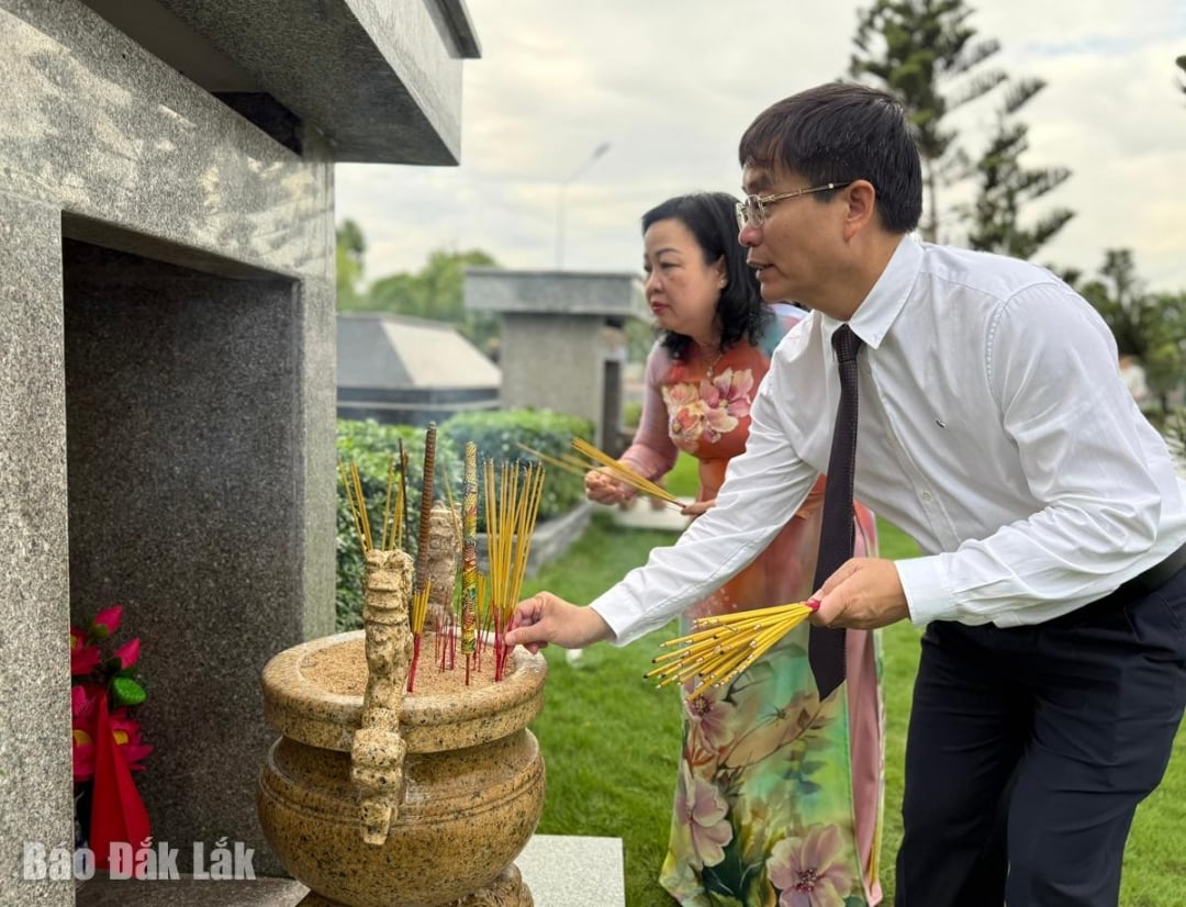 Lãnh đạo tỉnh thắp hương tại phần mộ liệt sĩ.