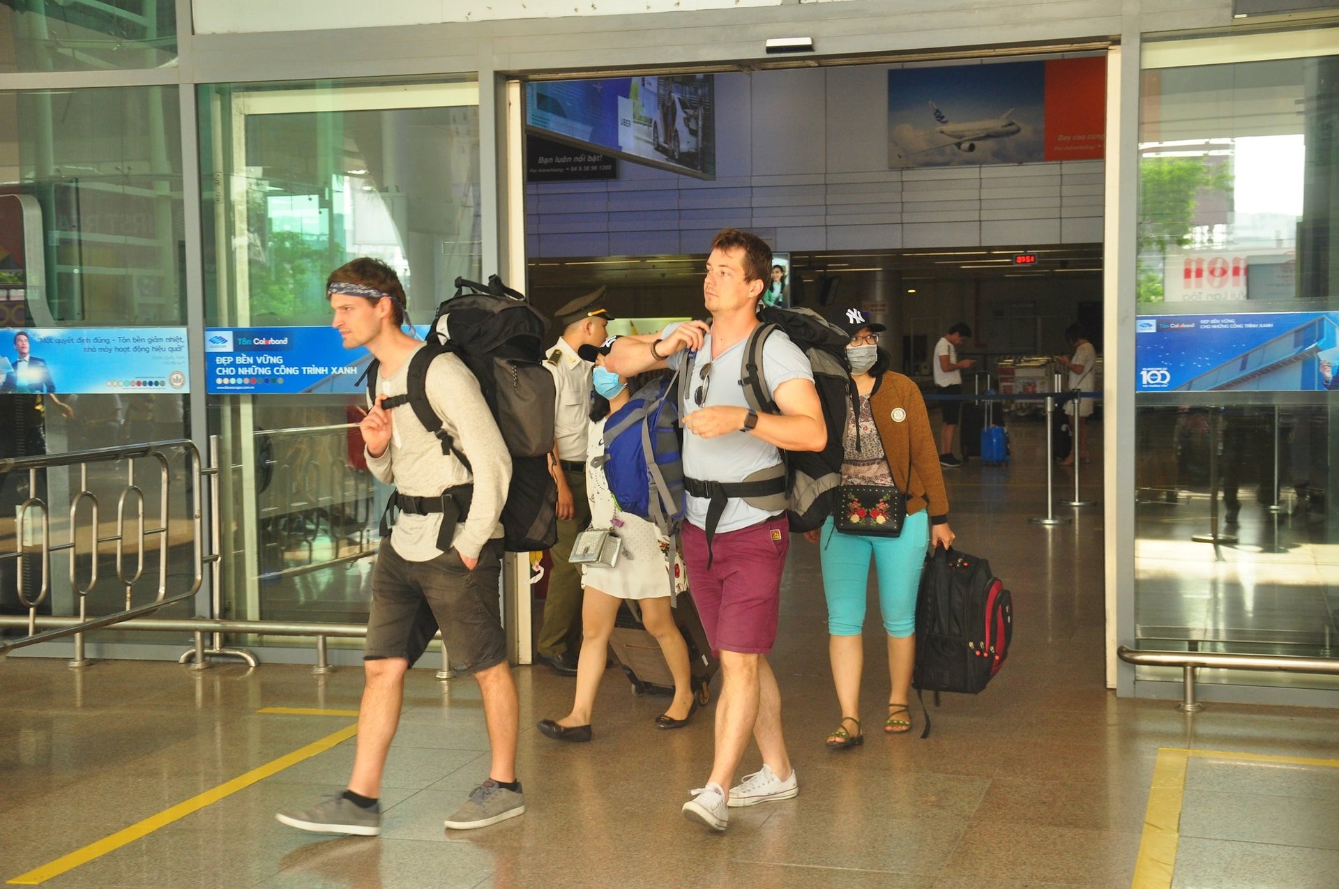 Du khách nước ngoài đến Đà Nẵng. Ảnh: THÀNH LÂN