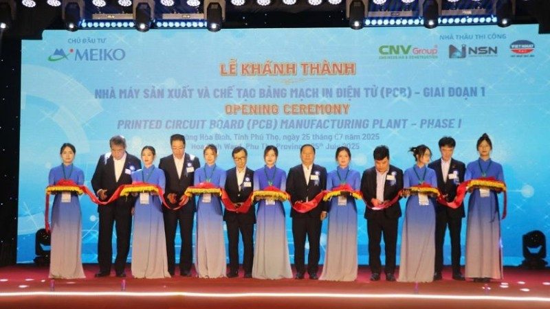 ผู้นำจังหวัดฟู้เถาะและกลุ่มบริษัทไมโกตัดริบบิ้นในพิธี