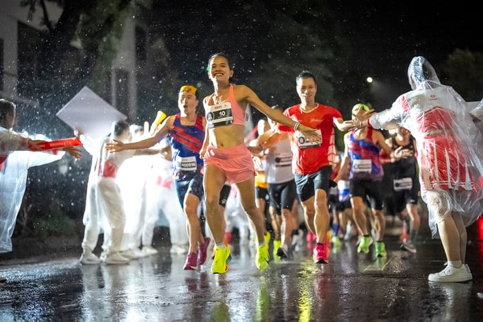 Hơn 13.000 người tham dự Giải Marathon quốc tế Hà Nội Techcombank 2025- Ảnh 1.