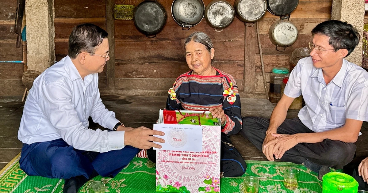 អនុប្រធានគណៈកម្មាធិការប្រជាជនខេត្ត Gia Lai លោក Nguyen Tu Cong Hoang បានអញ្ជើញទៅសួរសុខទុក្ខ និងជូនអំណោយដល់ប្រជាជនដែលមានការរួមចំណែកបដិវត្តន៍។