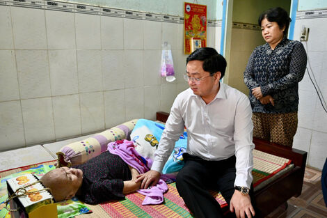เลขาธิการพรรคประจำจังหวัดเหงียน วัน กวีเยต เยี่ยมชมและมอบของขวัญให้กับครอบครัวนโยบายดีเด่นในตำบลตานเบียน