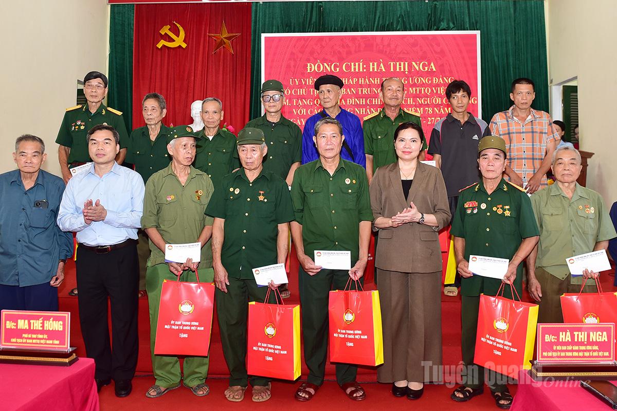 Đồng chí Hà Thị Nga và đồng chí Ma Thế Hồng trao quà của Ủy ban Trung ương MTTQ Việt Nam cho các thương binh, gia đình chính sách xã Kiên Đài.