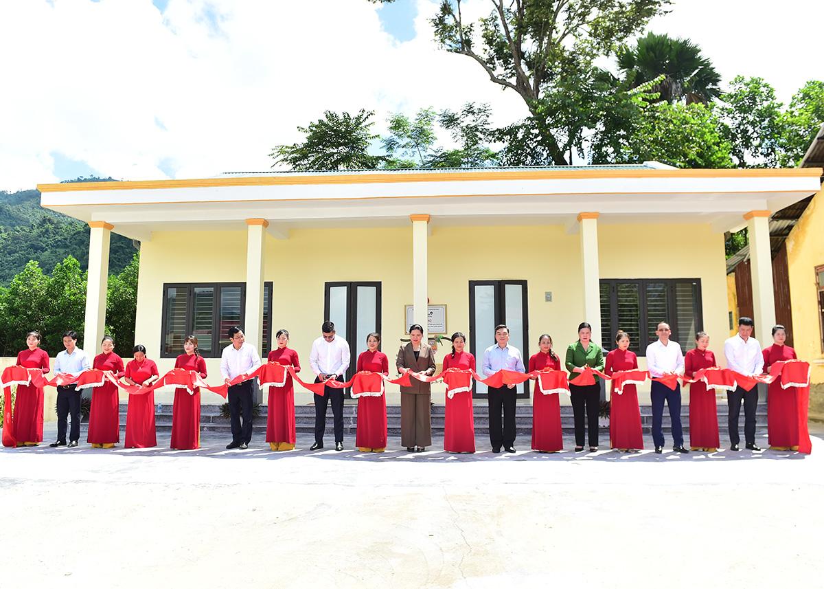 Các đại biểu cắt băng khành thành phòng học.