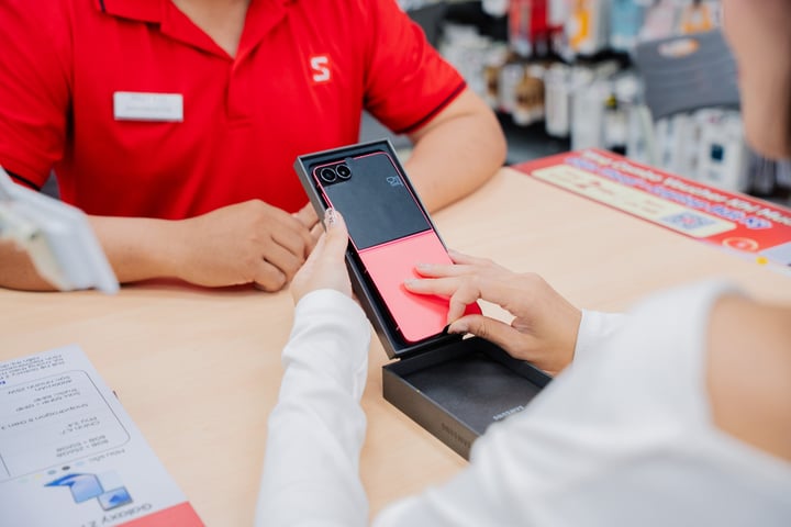 Z Flip7 có lợi thế về tính nhỏ gọn, thời trang với màu sắc bắt mắt.
