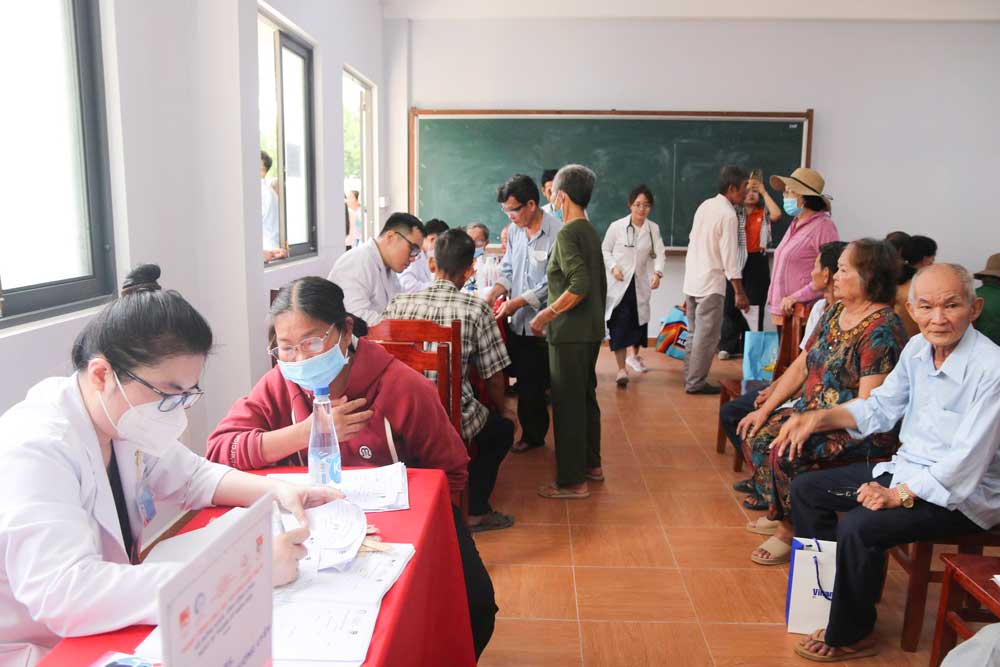 Các bác sĩ khám bệnh cho người dân. 