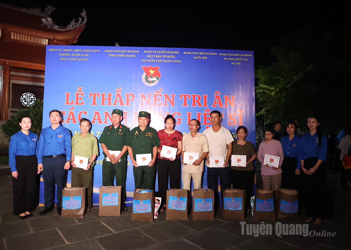 តំណាង​សហភាព​យុវជន​នៃ​អង្គភាព​ផ្តល់​អំណោយ​ដល់​គ្រួសារ​គោលនយោបាយ​ក្នុង​ខេត្ត។