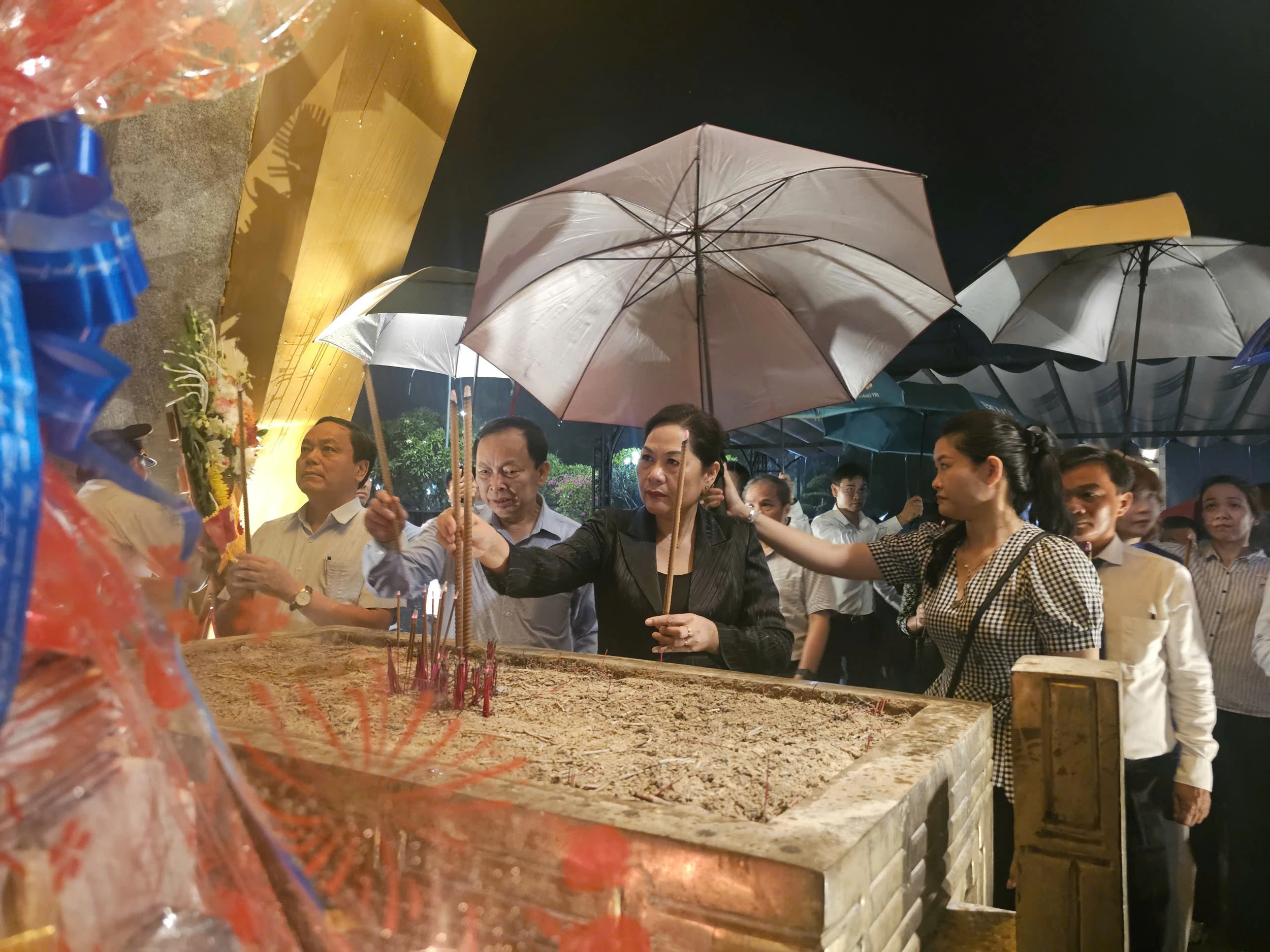 Đoàn công tác Ngân hàng Nhà nước Việt Nam dâng hương tri ân các anh hùng liệt sĩ 
