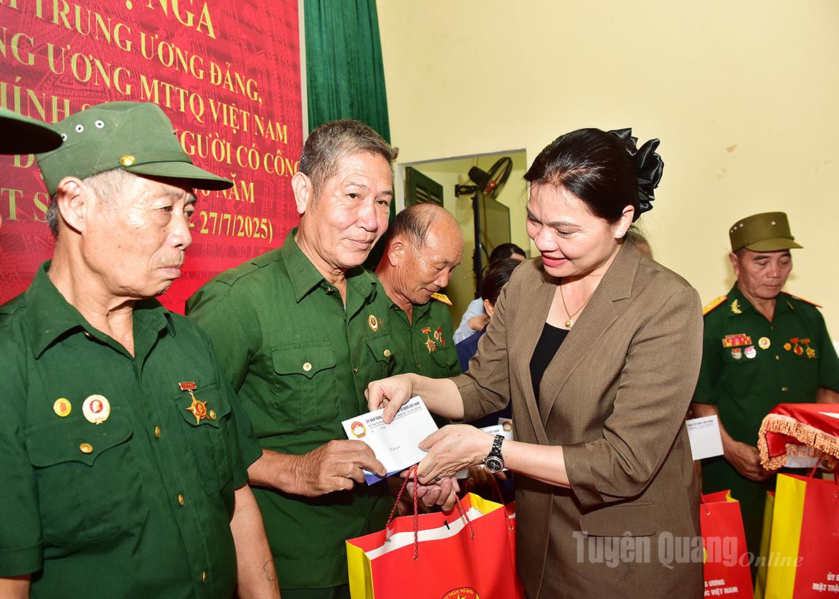 Đồng chí Hà Thị Nga trao quà của Ủy ban Trung ương MTTQ Việt Nam cho các thương binh.