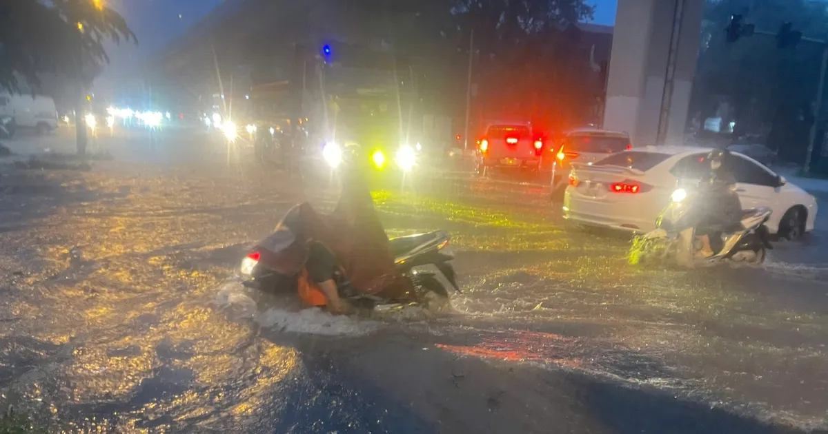 Hà Nội mưa như trút nước hơn 2 giờ, nhiều tuyến phố ngập sâu