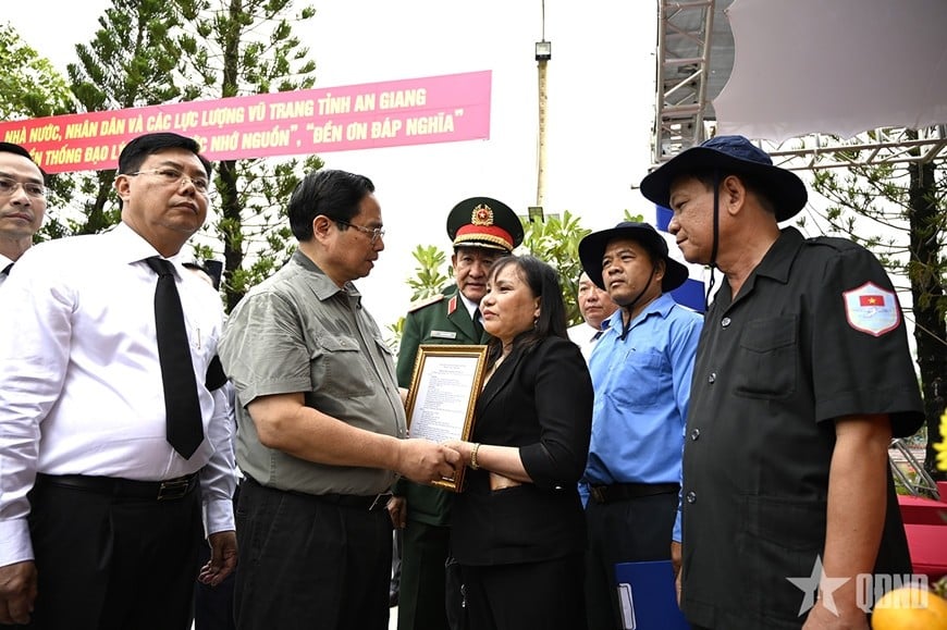 Thủ tướng Chính phủ Phạm Minh Chính thăm hỏi, động viên thân nhân liệt sĩ Ngô Văn Liên khi gia đình vào An Giang đón nhận lại hài cốt.  