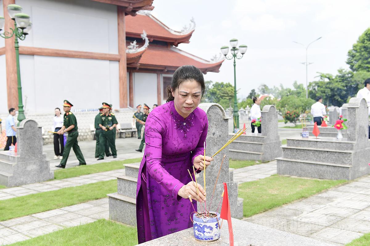 Đồng chí Lê Thị Kim Dung, Phó Bí thư Thường trực Tỉnh ủy thắp hương tại các phần mộ liệt sĩ.