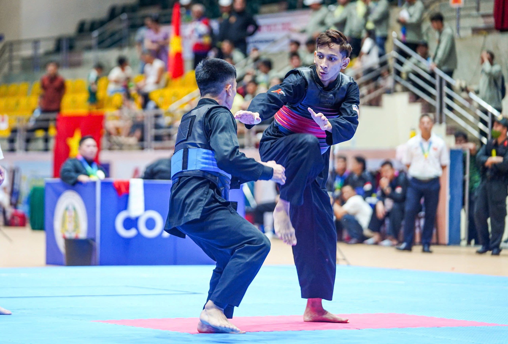 Am ersten Tag der asiatischen Pencak-Silat-Meisterschaft 2025 explodierte die Arena – Foto 8