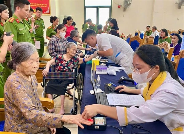 Công an tỉnh Thanh Hóa tập trung thu nhận mẫu ADN của thân nhân gia đình các liệt sĩ trên địa bàn.