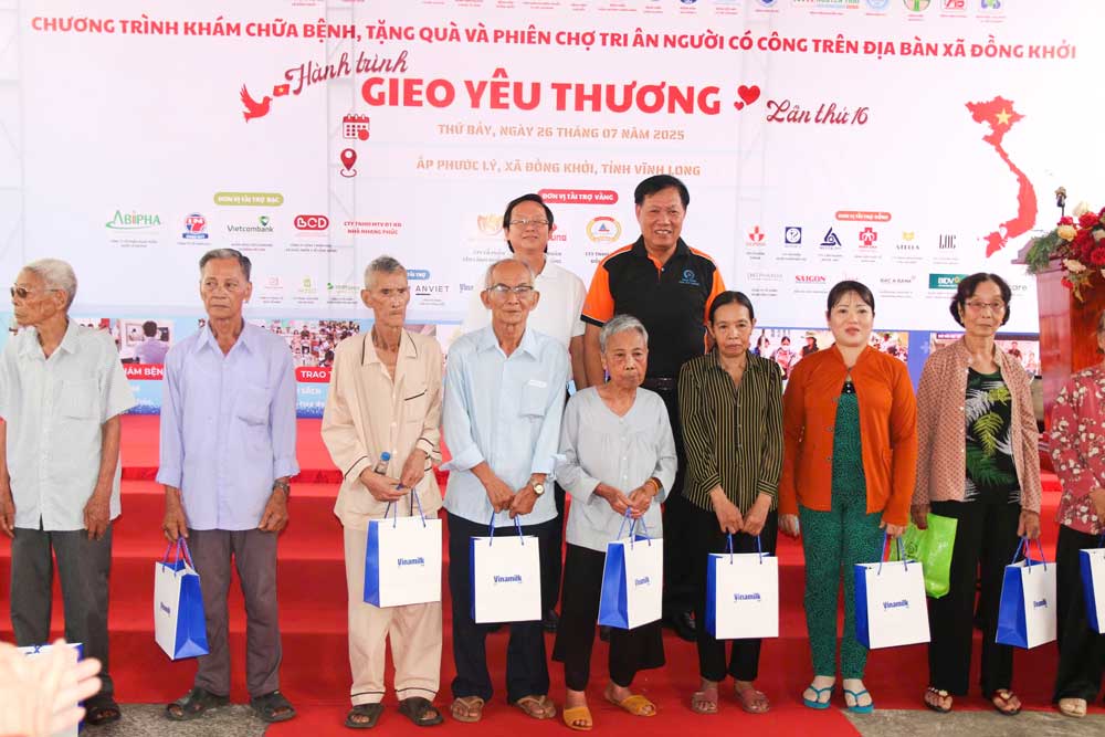 Các gia đình chính sách được nhận quà tại chương trình.