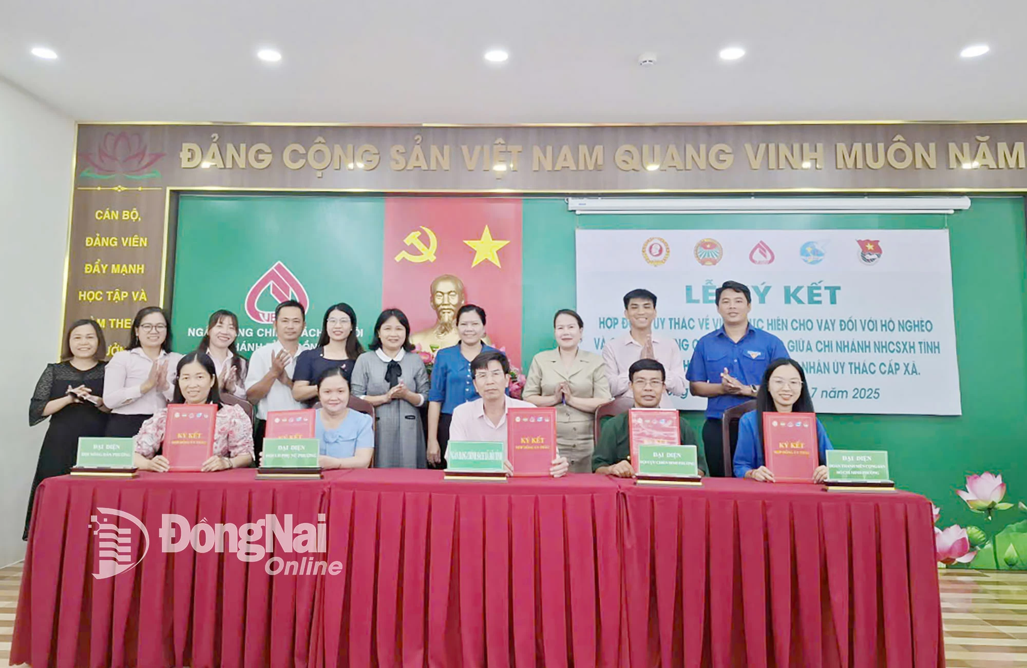 Lãnh đạo Ngân hàng Chính sách xã hội chi nhánh Đồng Nai ký kết hợp đồng ủy thác với đại diện hội nông dân, hội liên hiệp phụ nữ, hội cựu chiến binh, đoàn thanh niên nhận ủy thác cho vay đối với hộ nghèo và các đối tượng chính sách khác tại các phường thuộc địa bàn hội sở Ngân hàng Chính sách xã hội chi nhánh Đồng Nai quản lý. Ảnh: CTV