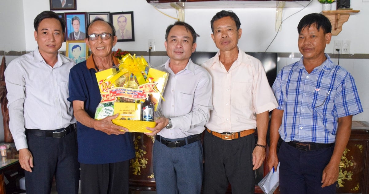 ថ្នាក់​ដឹក​នាំ​ឃុំ​ត្រាតាន់​ចុះ​សួរ​សុខ​ទុក្ខ​និង​ជូន​អំណោយ​ចំនួន​១០៤​ជូន​គ្រួសារ​គោល​នយោបាយ​និង​អ្នក​មាន​បុណ្យ។