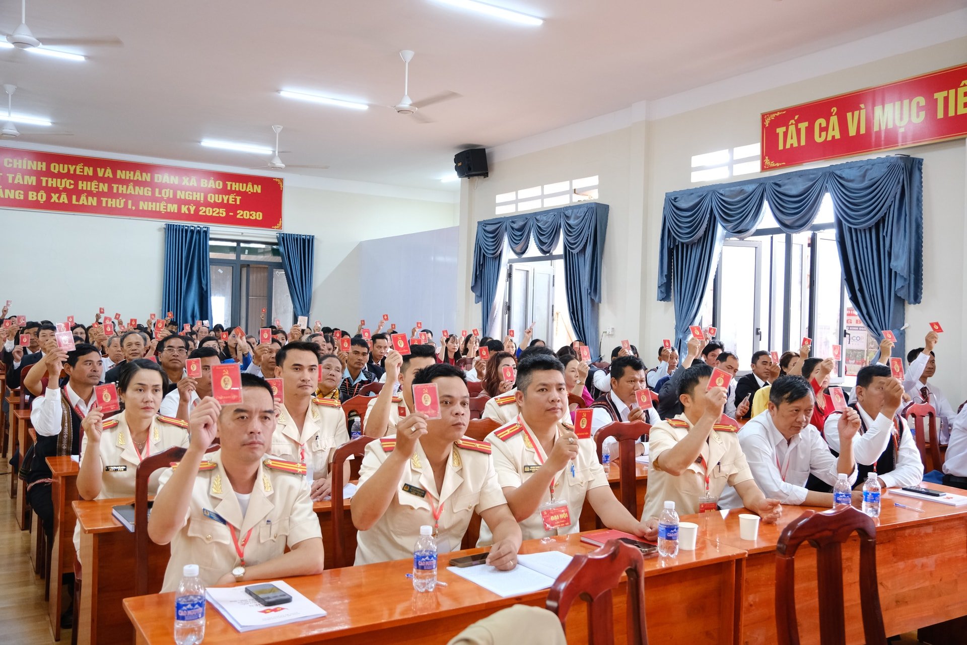 Các đại biểu biểu quyết tại Đại hội
