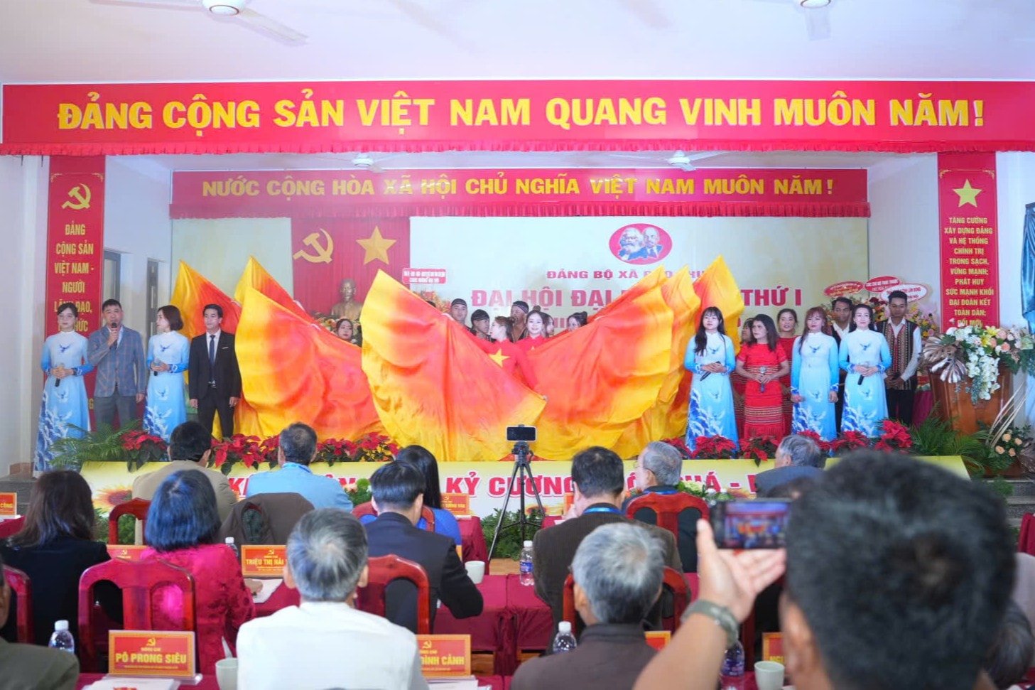 Các tiết mục ca múa góp phần khơi dậy khí thế phấn khởi tại Đại hội