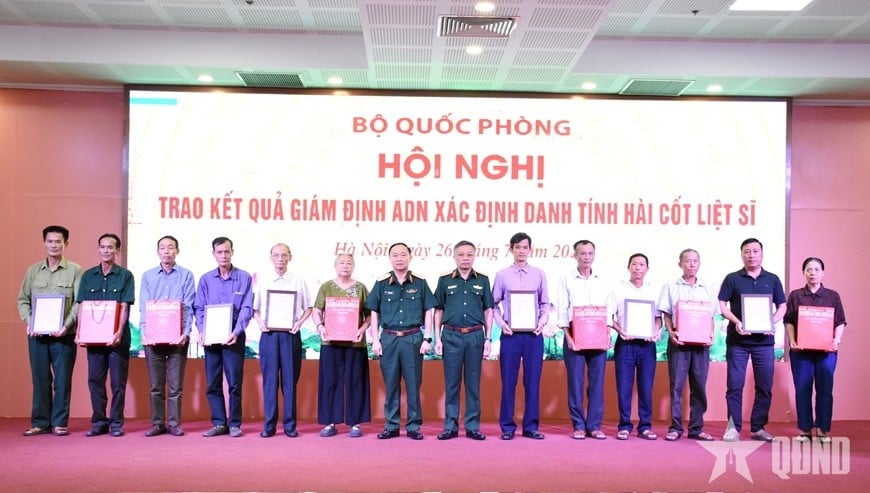 Thượng tướng Lê Quang Minh và Trung tướng Thái Đại Ngọc trao kết quả giám định ADN của 6 liệt sĩ tới đại diện gia đình liệt sĩ. 