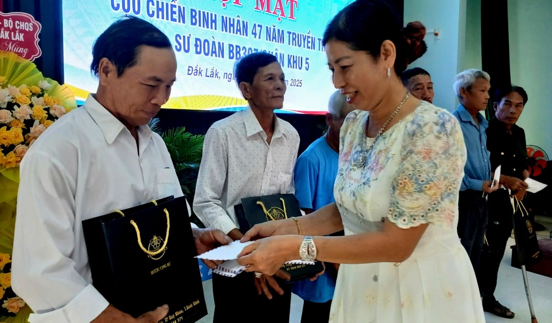 គណៈកម្មាធិការទំនាក់ទំនងអតីតយុទ្ធជននៃកងពលធំ BB307 នៅទីក្រុង Phu Yen (ពីមុន) ផ្តល់អំណោយដល់អតីតយុទ្ធជនដែលតែងតែឈឺ និងក្នុងស្ថានភាពលំបាក។ រូបថត៖ Trung Hieu