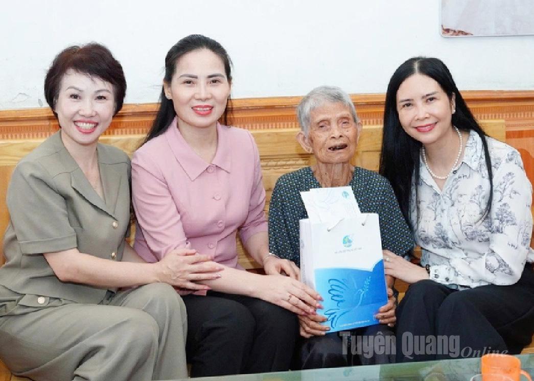 Lãnh đạo Trung ương Hội LHPN Việt Nam, Hội LHPN tỉnh Tuyên Quang thăm, tặng quà Mẹ Việt Nam Anh hùng Lâm Thị Giã, tổ dân phố Kim Phú 4, phường Minh Xuân.