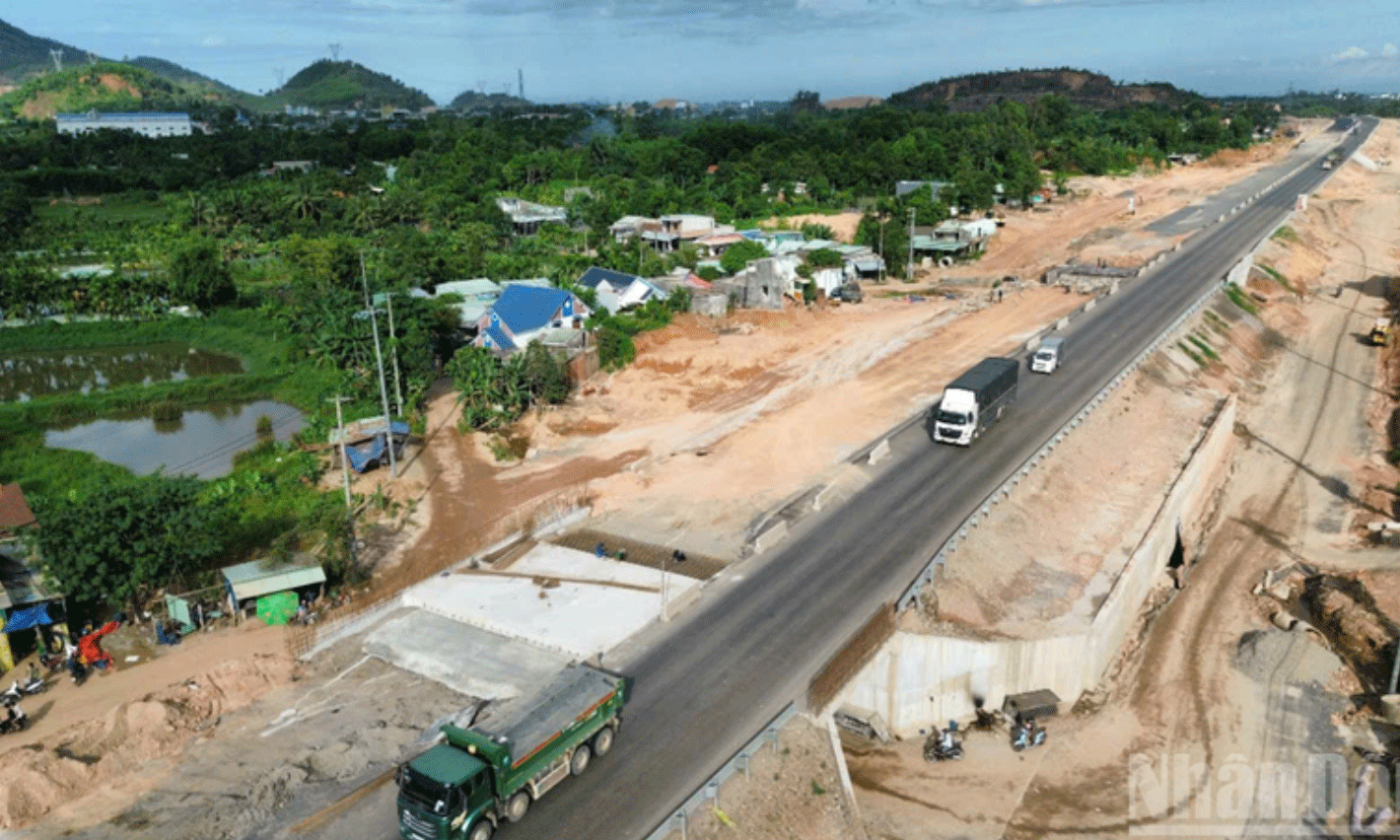 Photo d'illustration : Chantier de construction de l'autoroute Hoa Lien-Tuy Loan.