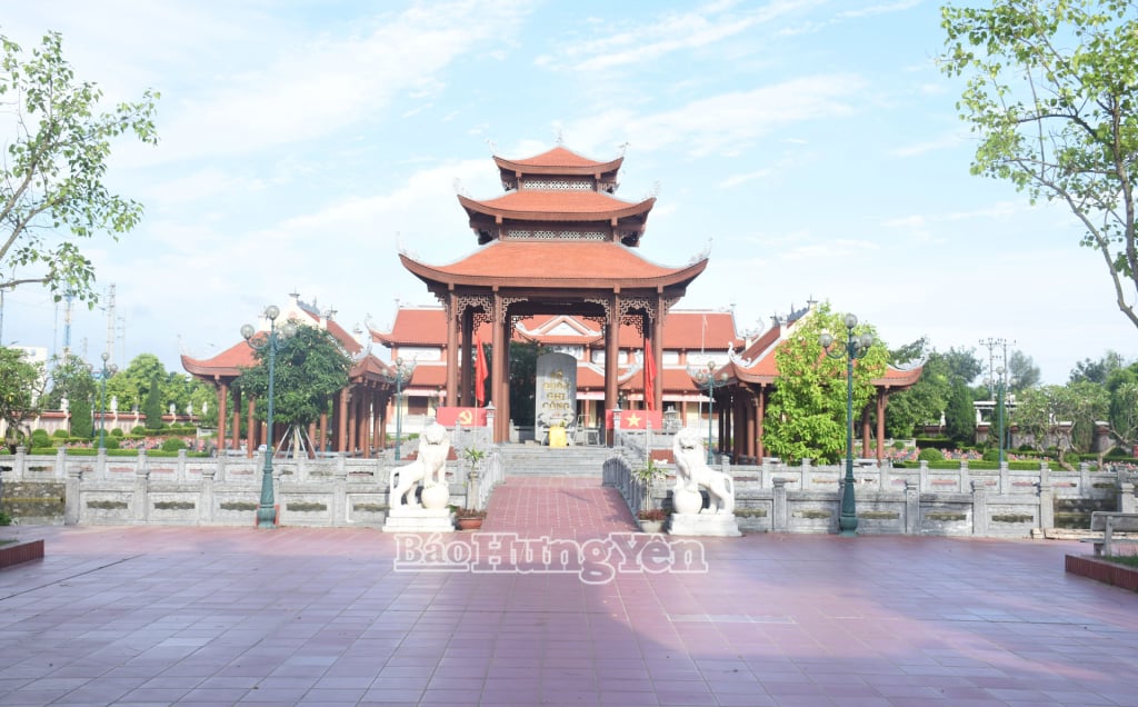 Đền thờ nghĩa trang liệt sĩ xã Tiền Hải được đầu tư xây dựng khang trang, sạch đẹp.