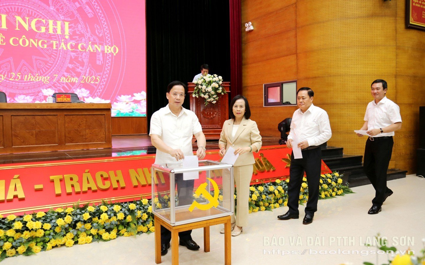 Các đồng chí lãnh đạo tỉnh bỏ phiếu giới thiệu nhân sự cho các vị trí lãnh đạo chủ chốt