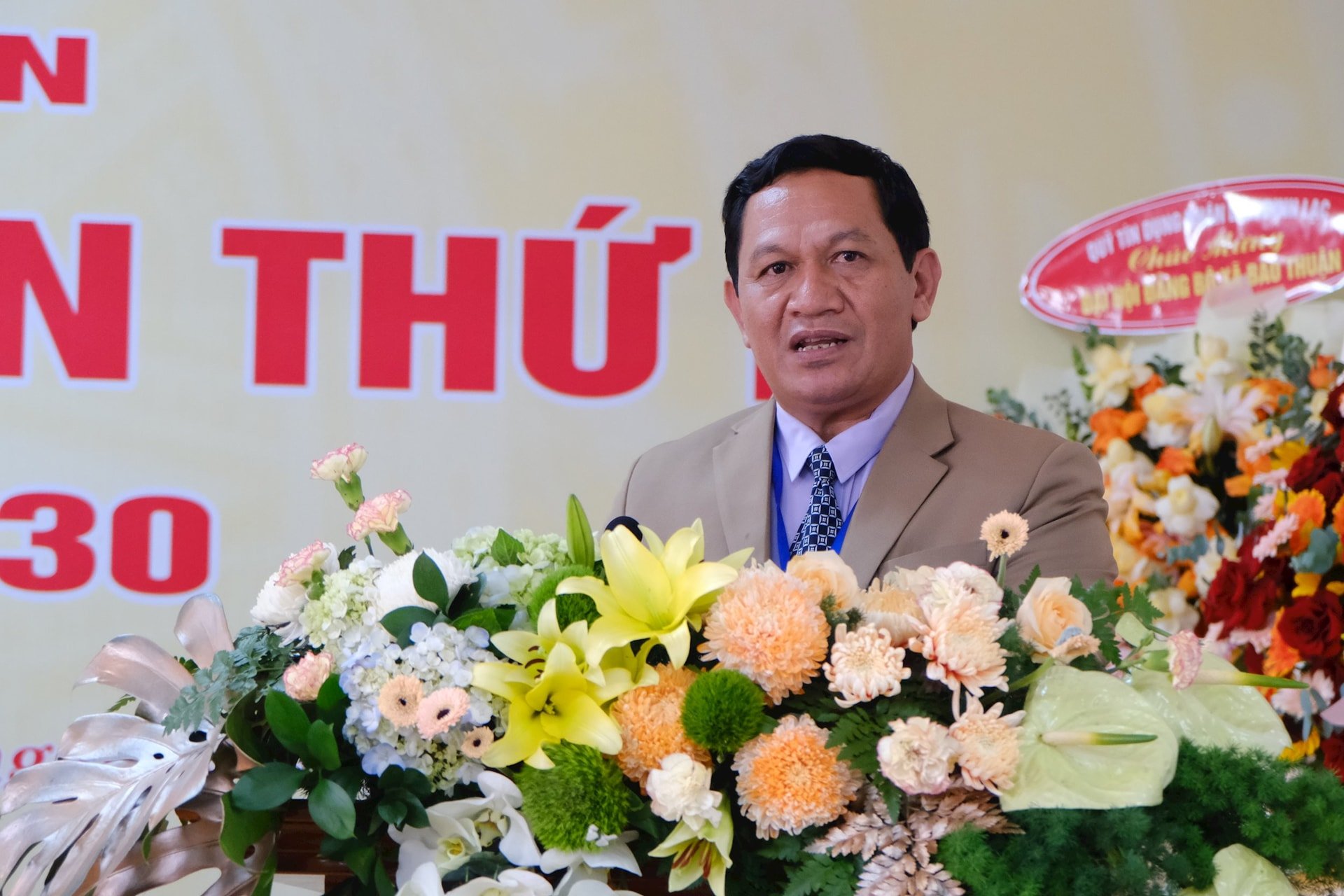 Đồng chí K’ Mák - Ủy viên Ban Thường vụ Tỉnh ủy, Phó Chủ tịch HĐND tỉnh Lâm Đồng phát biểu chỉ đạo tại Đại hội