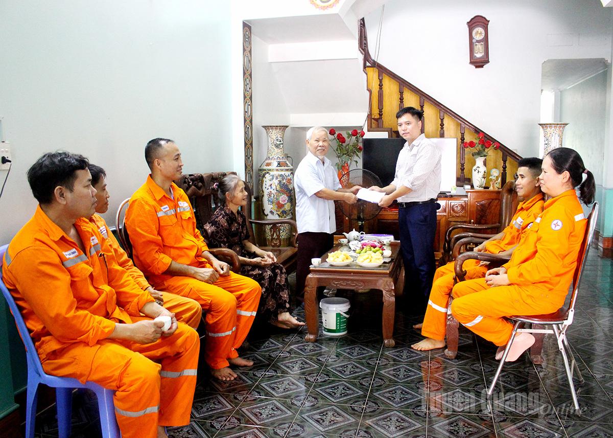 គណៈប្រតិភូបានទៅសួរសុខទុក្ខ និងជូនអំណោយដល់គ្រួសារលោក Do Hanh Phuc ឃុំ Vi Xuyen។