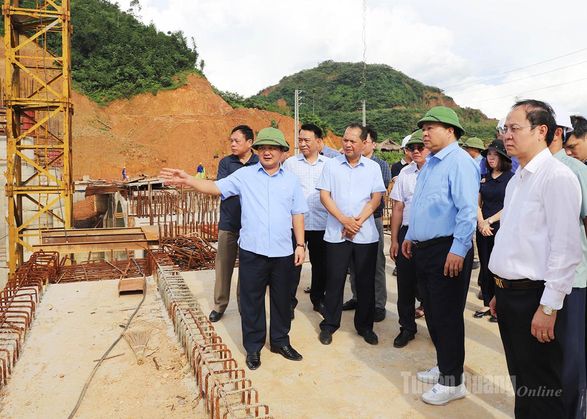 Provincial Party Secretary Hau A Lenh surveyed auxiliary items and rising water levels after the completion of the Water Dam.