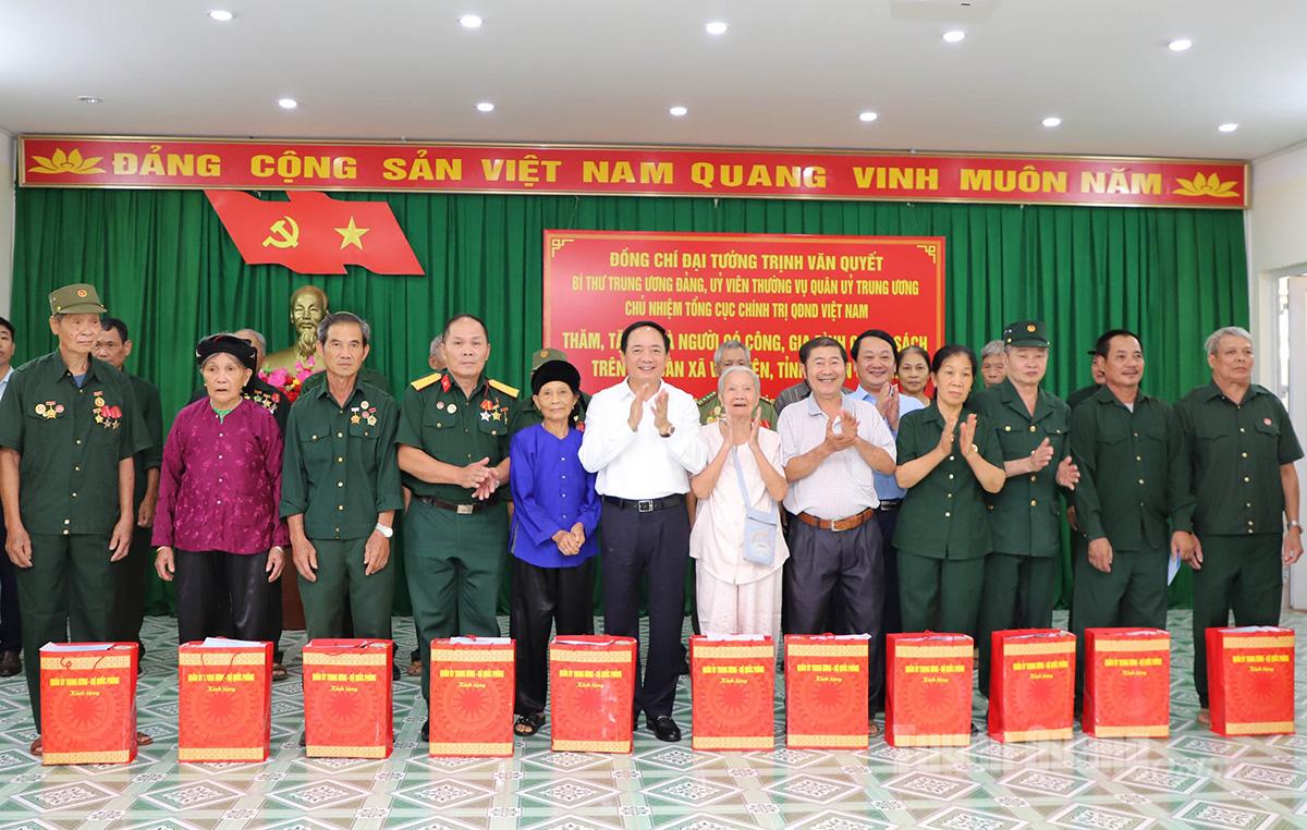 Le général Trinh Van Quyet, le secrétaire provincial du Parti Hau A Lenh et les dirigeants du Département général de la politique ont offert des cadeaux aux familles des bénéficiaires de la politique et aux personnes méritantes.