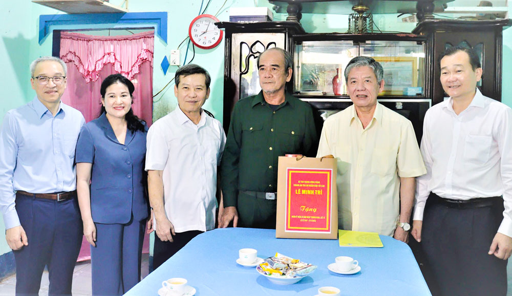  Đoàn công tác thăm gia đình thương binh Phạm Phú Quới. 